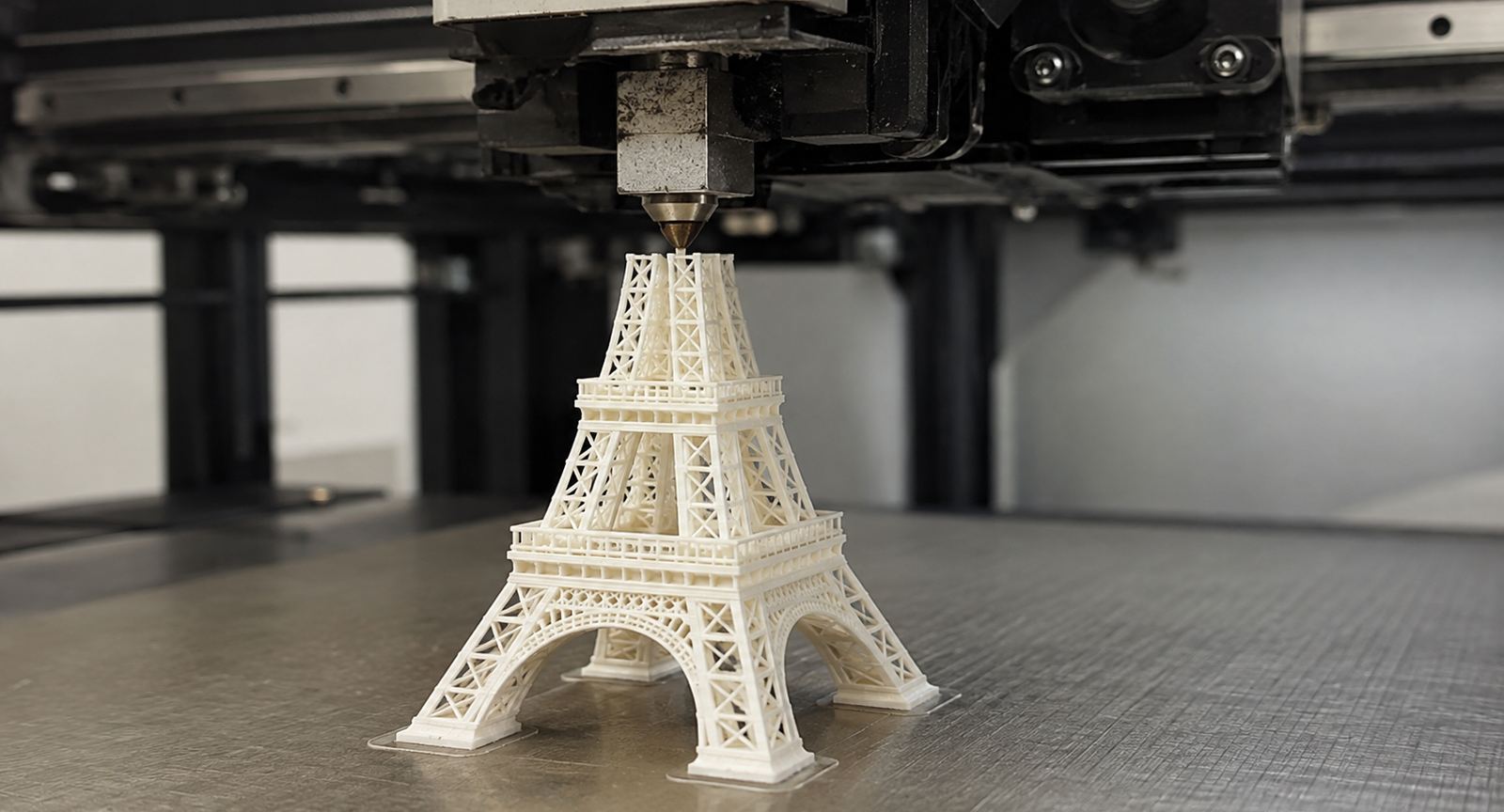 Đầu in 3D đang hoàn thiện chi tiết mô hình kiến trúc, thể hiện độ chính xác từng lớp in
