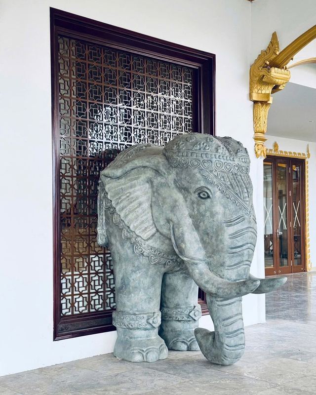 Tượng voi đá cận cảnh, chi tiết chạm khắc hoa văn tinh xảo, đặt tại lối vào khách sạn