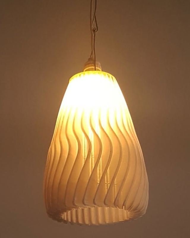 Đèn trang trí dạng vỏ sò xếp lớp phát sáng, cận cảnh chi tiết bề mặt